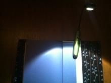 節電を兼ねて読書灯を買いました。